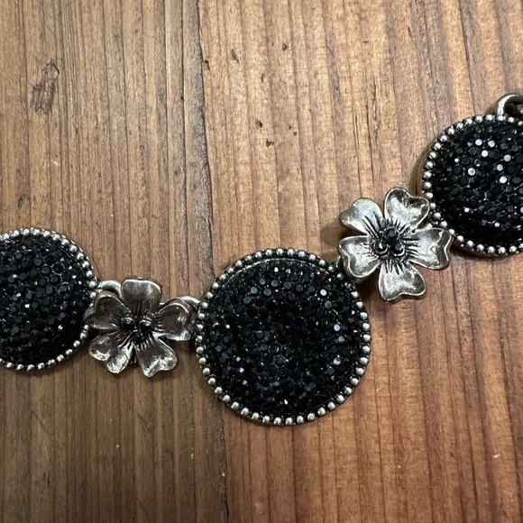 Elegant Silver and Black Floral Necklace - Picture 2 of 4